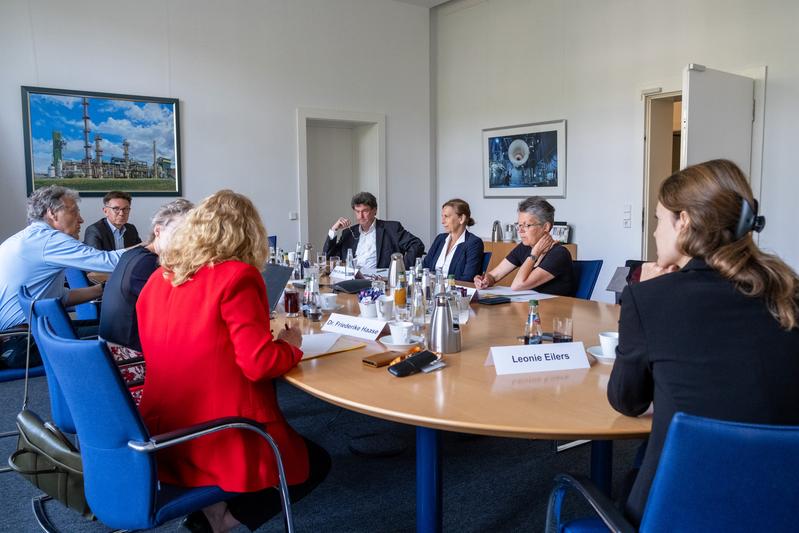 Rüdiger Kuhn, Gesine Grande und Uta Steinhardt vom Nachhaltigkeitsbeirat überreichten die Empfehlungen in der Staatskanzlei Brandenburg.