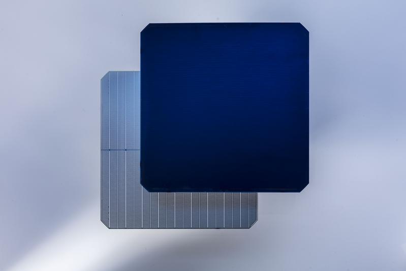 Photo of the front side (dark blue) and rear side (light blue) of a POLO IBC solar cell developed at ISFH utilizing an innovative shadow mask for local polycrystalline silicon deposition.