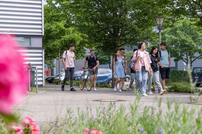 Eine Gruppe Studieninteressierter erkundet den Campus. 