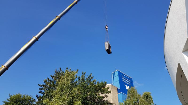 Die Universität Oldenburg hat im vergangenen Jahr neue, wassergekühlte Hochleistungsrechner erhalten, die mit einem Kran angeliefert werden mussten. Die Abwärme der Server wird nun in das Wärmenetz der Universität eingespeist.  