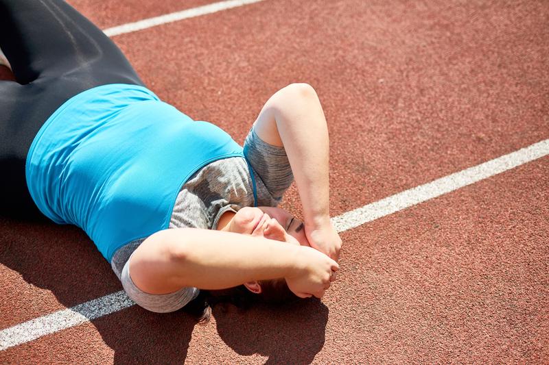 Sporttreibende gehören neben Heranwachsenden und Senior*innen angesichts der zunehmenden Hitzebelastung zu den Hitze-Risikogruppen. Oftmals fehlt es an Wissen über die Symptome und die dringend erforderlichen Notfallmaßnahmen.