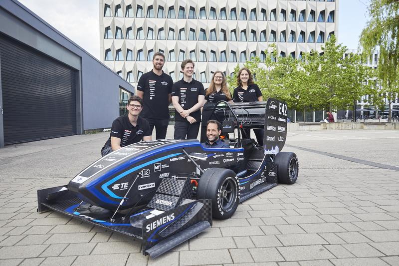 Ein Teil des Formula Student-Kernteams der h_da um Teamleiterin Vanessa Kreß (Zweite von rechts) und Faculty Advisor Prof. Dr. Florian Van de Loo (sitzend), der die Studierenden betreut.