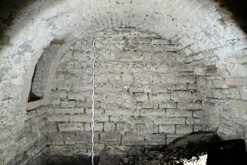 Merseburg, Martinikurie, view of the southern inner wall on the ground floor of the previous building. The masonry from the 11th century is still preserved at height under the barrel vault that was added later.