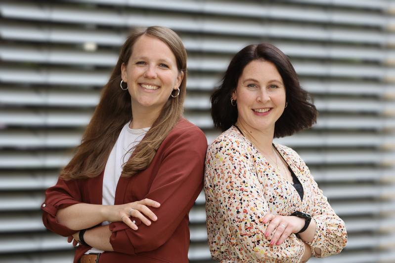 Marie Burt (links), Doktorandin in der Forschungsgruppe von Dr. Anna Lena Jung (rechts) am Institut für Lungenforschung in Marburg, untersuchte, wie Bakterien auf die Behandlung mit einem Reserveantibiotikum reagieren.