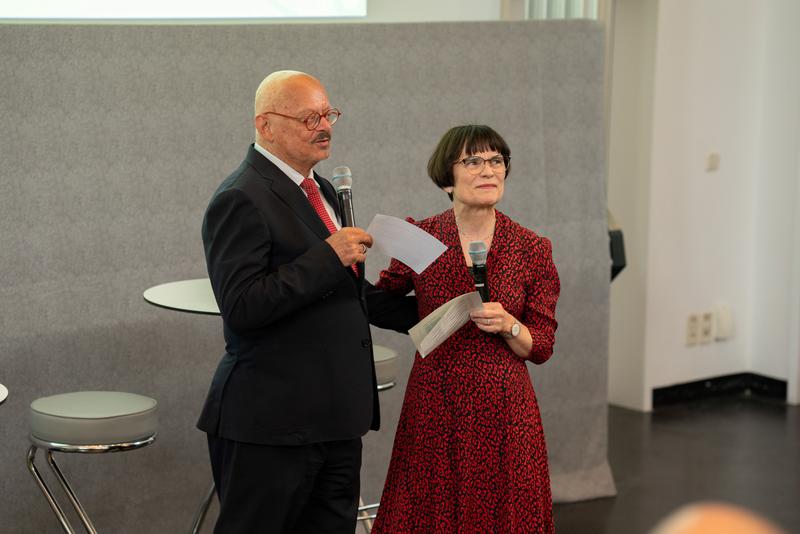 Prof. Michael Albrecht und Prof. Maria Eberlein-Gonska diskutieren beim Symposium Patientensicherheit über Herausforderungen und Lösungen im Klinikbetrieb.