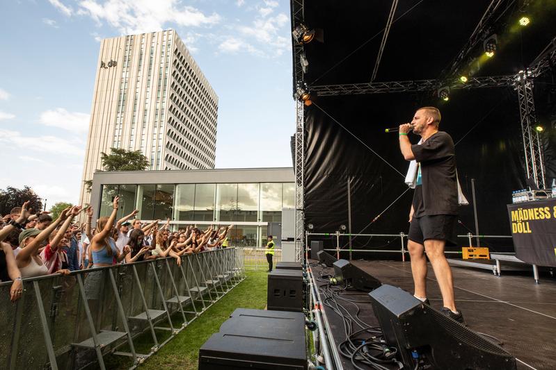 Das h_da Campusfestival, hier eine Impression aus dem Jahr 2022, richtet sich an Studierende und Hochschulmitglieder sowie an Musikfans aus Darmstadt und Region. Der Eintritt ist frei.