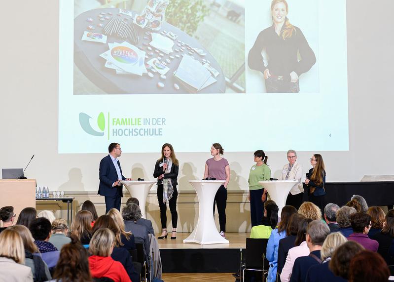 Offizielle Aufnahme der Hochschule Mainz in den Verein "Familie in der Hochschule" auf Tagung in Göttingen.