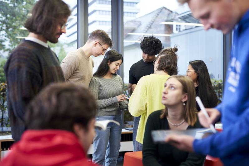 Beim Campustag am KIT können sich Studieninteressierte über das vielfältige Studienangebot vor Ort informieren (Foto: Magali Hauser, KIT)