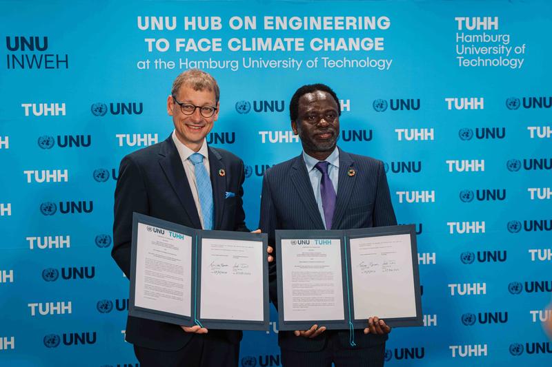 TU-Präsident Andreas Timm-Giel (l.) und UNU-Rektor Tshilidzi Marwala unterzeichneten am 27. Mai 2024 offiziell die Verträge für den UNU-Hub "Engineering To Face Climate Change".