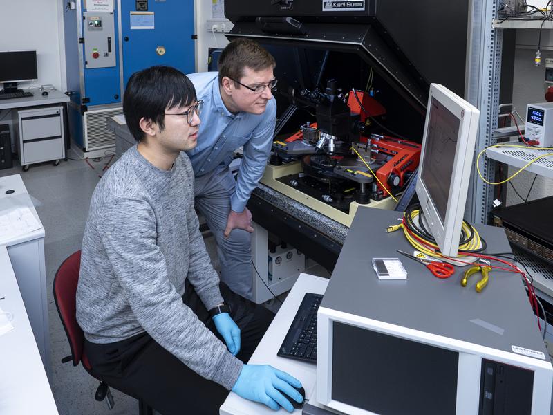 Empa-Forscher Erfu Wu und Ivan Shorubalko (rechts) untersuchen den Bildsensor. Bild: Empa
