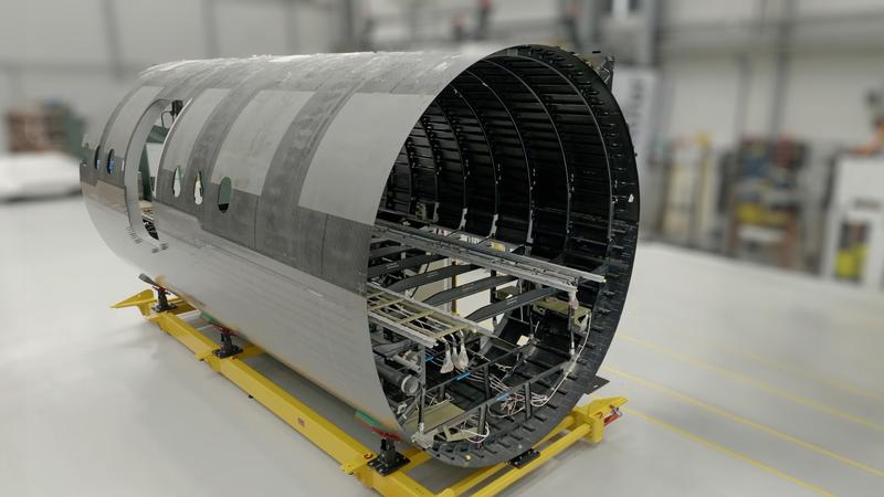 Im Rahmenprogramm »Large Passenger Aircraft« gelang Fraunhofer IWS im MFFD-Projekt unter Einsatz einer CO2-Laserstrahlquelle das Schweißen langer Verbindungsnähte an großvolumigen thermoplastischen Flugzeugfaserverbundstrukturen zu demonstrieren.