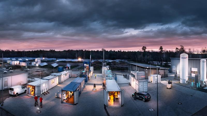 Mit dem Energy Lab als Forschungsinfrastruktur und Reallabor wird von den Partnern das Zusammenspiel der Komponenten von verknüpften Energienetzen der Zukunft untersucht. (Foto: Markus Breig, Amadeus BramsiepeKIT)