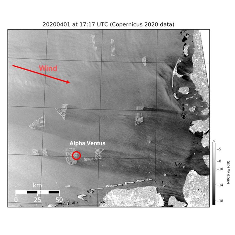 Radarbild des europäischen Sentinel-1A Satelliten, das Nachläufe hinter Offshore-Windparks in der Deutschen Bucht zeigt. Die atmosphärischen Bedingungen zu diesem Zeitpunkt führten zu außergewöhnlich weitreichenden Nachlaufeffekten.