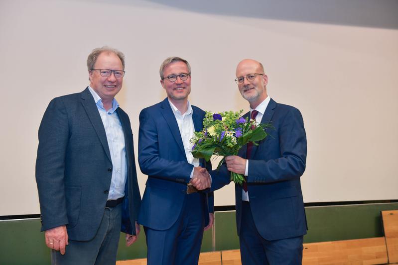 Wahl des neuen Rektors der Universität Stuttgart. Foto: v. l. Prof. Wolfram Ressel, Rektor, Prof. Peter Middendorf, Prof. Bernhard Keimer, Vorsitzender des Universitätsrats