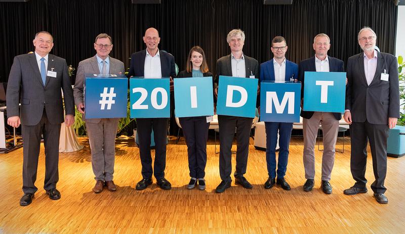 v.l. Institutsleiter Prof. Bös, MP Thüringen Ramelow, Wirtschaftsminister Thüringen Tiefensee, Prof. Anna Kruspe, Fraunhofer-Vorstandsvertreter Patrick Hoyer, OB Stadt Ilmenau Dr. Schultheiß, Vizepäsident TU Ilmenau Prof. Müller, Prof. Brandenburg