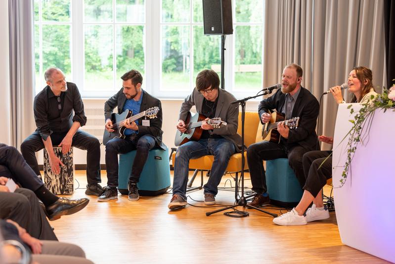 The Institute band “Foyer Tanzformation” got everyone's feet tapping and the applause flowing with their musical greeting.