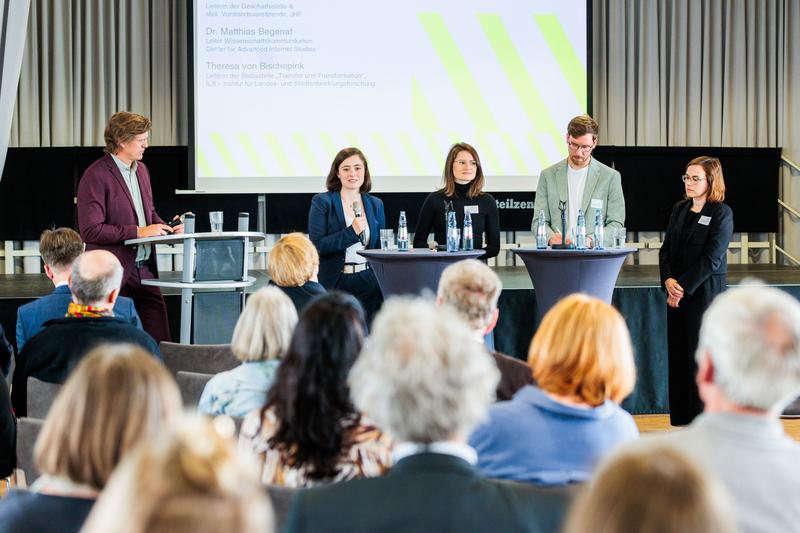 Podiumsdiskussion mit (v.l.) Thilo Jahn (WDR), Julia Eisentraut (MdL), Ramona Fels (JRF-Vorstand), Dr. Matthias Begenat (CAIS), Theresa von Bischopink (ILS)