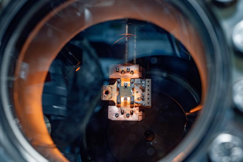 Lars Mohrhusen's BMBF junior research group aims to develop new catalysts for the conversion of carbon dioxide. The catalyst samples (like the square grey plate in the middle of the holder) are examined in vacuum chambers using various analytical methods.