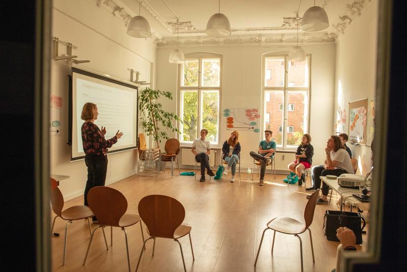 Bei der Praxis-Challenge des One Planet Hubs vom WWF erarbeiten junge Erwachsene Strategien für das Wirtschaften innerhalb der planetaren Grenzen.