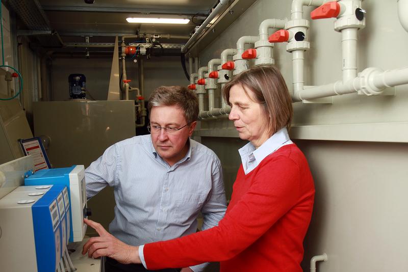 The research team led by Prof. Sergiy Antonyuk and Prof. Heidrun Steinmetz is working on process engineering principles to extract phosphorus and other raw materials from wastewater streams and sewage sludge. 