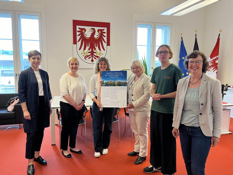 Übergabe der Erklärung im Landtag. V.l.: Katja Melzer (Brandenburgische Gesellschaft für Kultur und Geschichte), Ira Matuschke (RIFS),  Lena Eyerich (JuFoNa), Landtagspräsidentin Ulrike Liedtke, Vinzenz Doer (JuFoNa), Marion Piek (Brandenburg 21 e.V.).