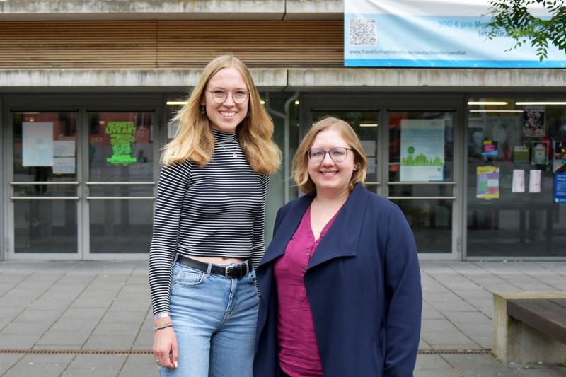 Tabea Müller, Projektkoordinatorin „Balu und Du“ der Frankfurt UAS (r.), mit Carolin Wilke, Studentin und Balu-Mentorin. 