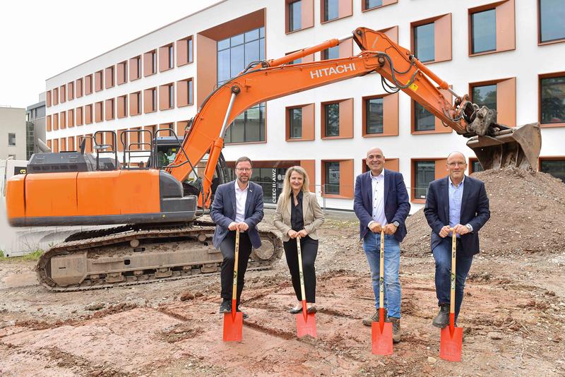 Beim Spatenstich für das neue Gründerzentrum in Jena: (v.l.) Dr. Thomas Nitzsche, Beate Wachenbrunner, Prof. Dr. Ulrich S. Schubert und Prof. Dr. Georg Pohnert.