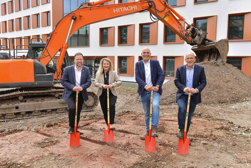 Ground-breaking ceremony at the University of Jena with Thomas Nitzsche (l.), Beate Wachenbrunner, Ulrich S. Schubert, Georg Pohnert.