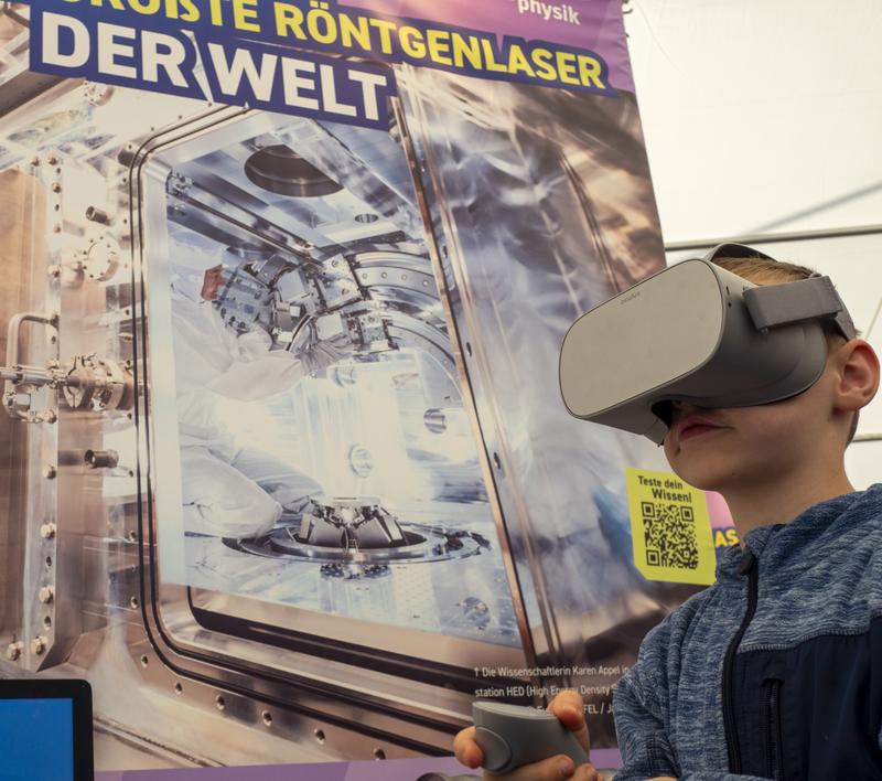 Mit VR-Brillen lässt sich virtuell erfahren, wie es in den unterirdischen Tunneln des European XFEL zugeht. (© European XFEL)