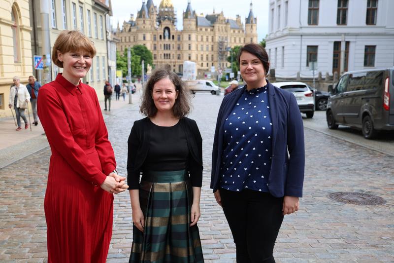 (v.l.) Staatsekretärin Susanne Bowen, Prof Dr. habil. Eszter Baráth, Prof. Dr. sc. hum. Caroline Bönisch