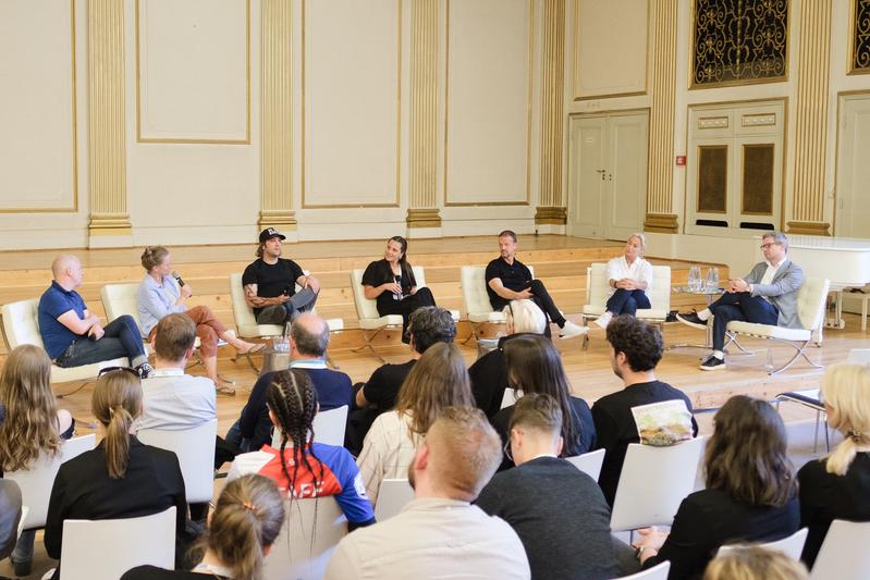 Podiumsdiskussion mit Torsten Frings, Fredi Bobic, Barbara Rittner, Tabea Kemme, Per Leo und Prof. Dr. Thomas Hauser