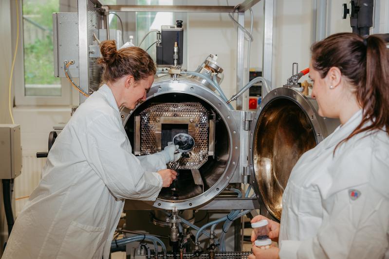 Dr. Nicole Vorhauer-Huget (li.), Universität Magdeburg, und Prof. Dr. Alba Dieguez Alonso (re.), jetzt TU Dortmund, suchten bereits in der ersten Förderperiode des SFB Bulk-Reaction nach Wegen, den Energieverbrauch bei Großproduktionsprozessen zu senken.