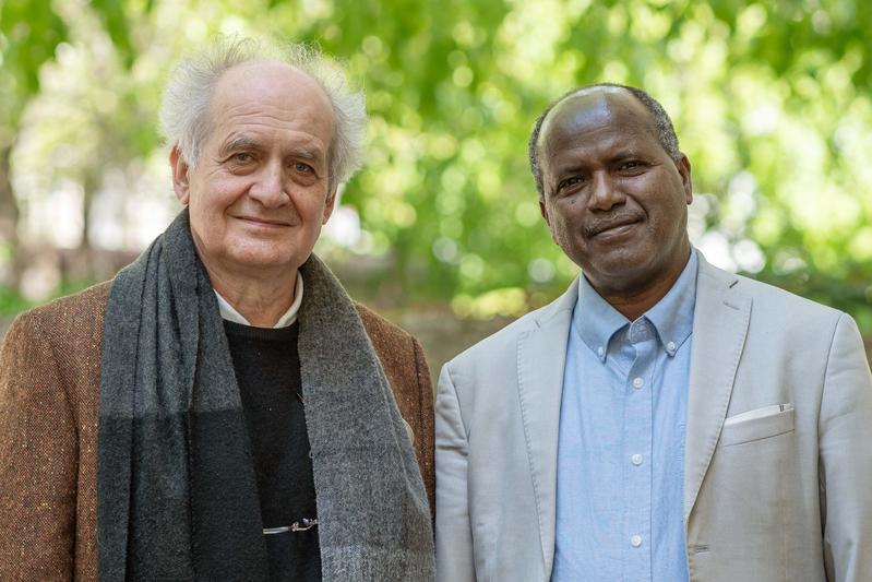 Prof. Dr. Norbert Nebes von der Universität Jena und Prof. Mulugeta Feseha von der Universität Addis Abeba (v. l.) dokumentieren archäologische Fundorte im „Ethiopian Heritage Digital Atlas“ (EHDA).