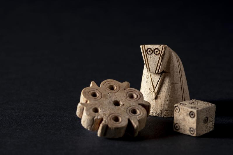 Chess piece, game piece and dice from the 11th/12th century. Finds from the archaeological excavation 2022 at Burgstein (Germany, district of Reutlingen). 