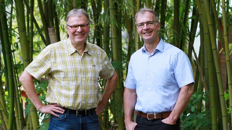 Prof. Dr. Ekkehard Neuhaus (l.) und Prof. Dr. Michael Fleischhauer freuen sich, dass die beiden Sonderforschungsbereiche weiter gefördert werden. 