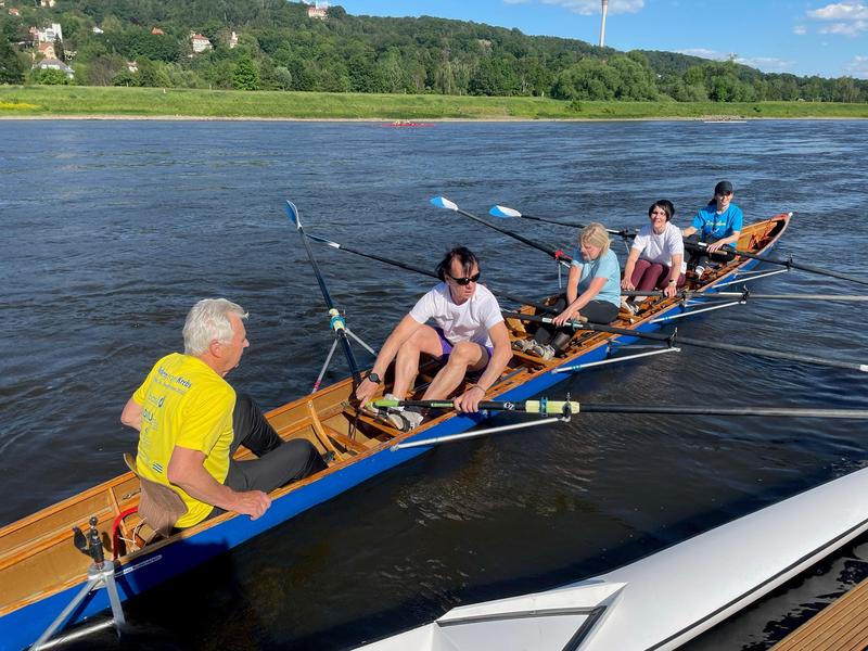 Drei Patientinnen und ein Patient bereiten sich in vier Trainingseinheiten für ihren Einsatz im Patientenboot am kommenden Samstag zur Benefizregatta "Rudern gegen Krebs" vor.