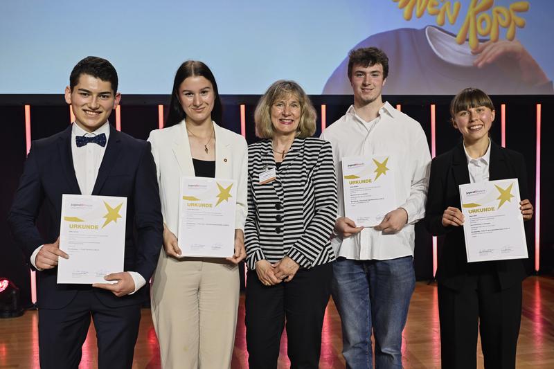 (v.l.) Ediz Osman, Anna Maria Weiß, Dr. Heide Ahrens, Julius Gutjahr, Maja Leber