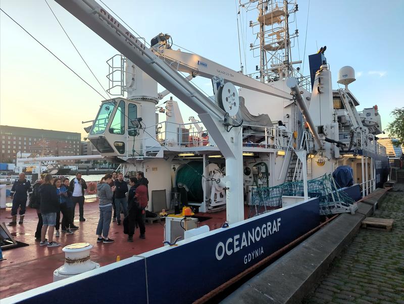 Der Forschungskatamaran der Universität Danzig Oceanograf ist fast 50 Meter lang und mit Laboren sowie modernster Technik ausgestattet. 