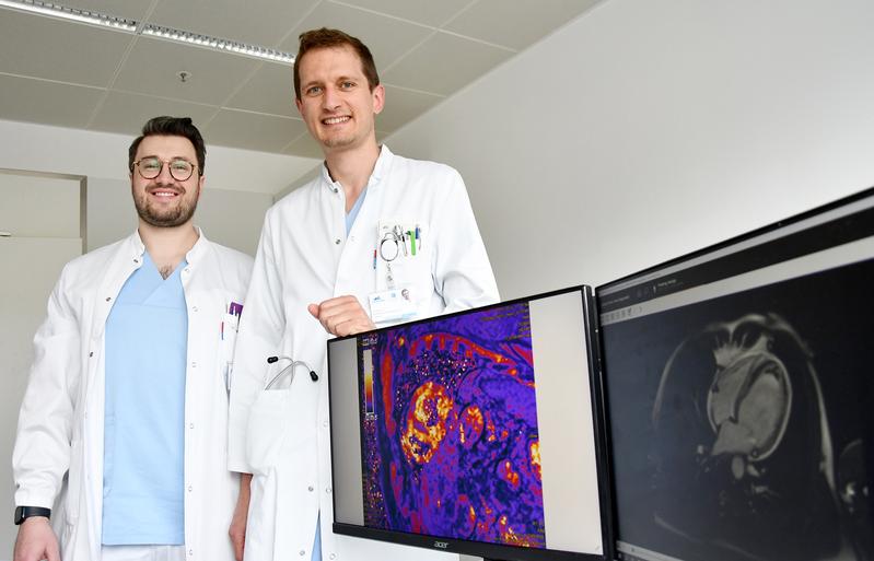 Studienleiter Sebastian Reinstadler (re.) und Erstautor Ivan Lechner konnten einen neuen Biomarker für die Prognose nach STEMI identifizieren.