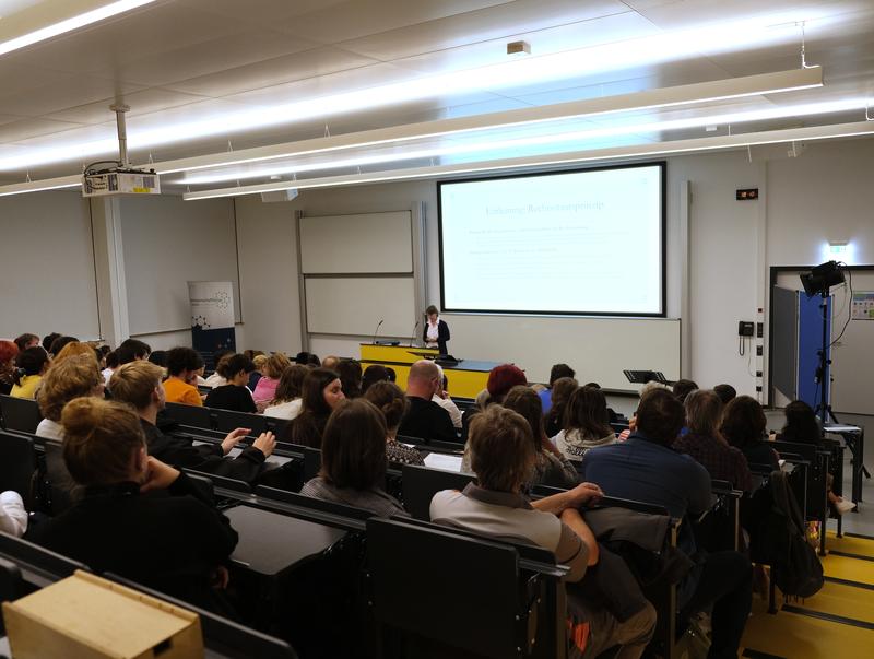 Gut besuchter Hörsaal 2 der Hochschule Nordhausen während der Impulse-Veranstaltung zum Thema "75 Jahre Grundgesetz – Was kommt, was ist, was bleibt?", mit rund 100 Gästen aus Hochschule, Stadt und Region. 