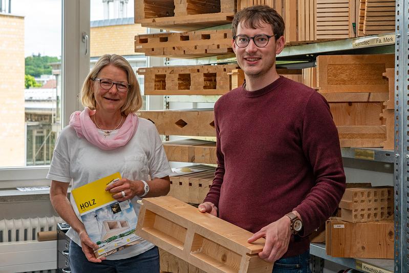 Professorin Patricia Hamm und Forschungsmitarbeiter Johannes Ruf vom Institut für Holzbau der Hochschule Biberach