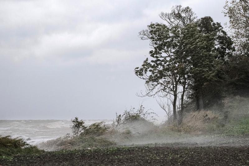 Nicht nur bei schweren Stürmen wie hier im Oktober 2023 transportiert der Wind Gischt ins Landesinnere. Ihr Einfluss auf die Isotopenverhältnisse organischer archäologischer Funde kann bis zu 100 Kilometer weit ins Land reichen. 