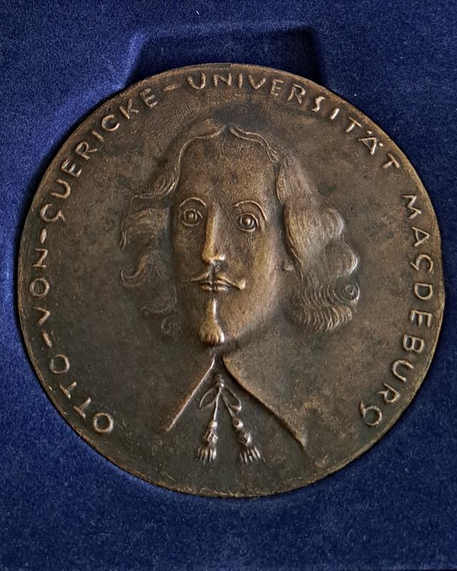 Die Otto-von-Guericke-Plakette der Universität Magdeburg