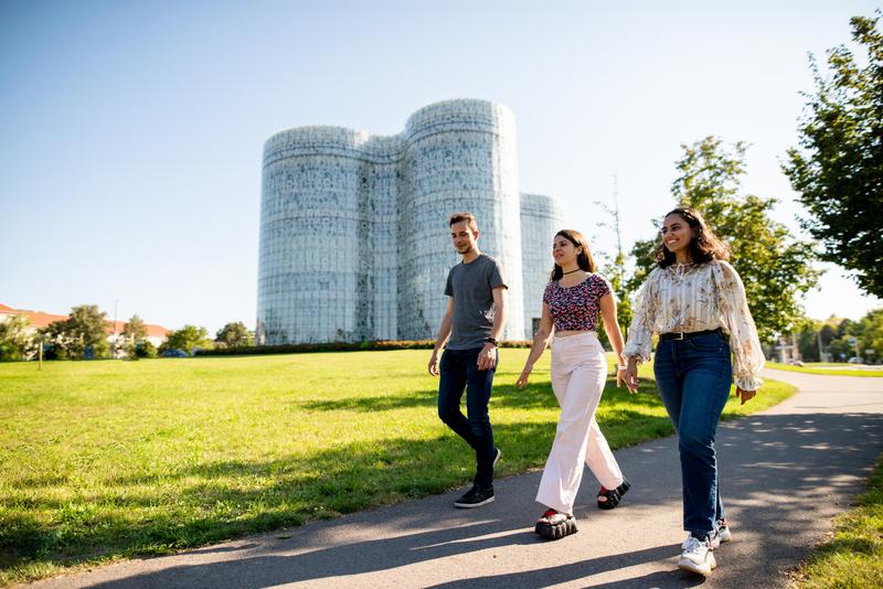 Studierende vor dem Informations-, Kommunikations- und Medienzentrum auf dem Zentralcampus Cottbus der BTU Cottbus-Senftenberg. 