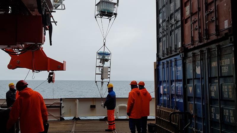 Die physikalischen, biogeochemischen und akustischen Sensoren sammeln durch die gesamte Wassersäule Proben für spätere Laboranalysen.