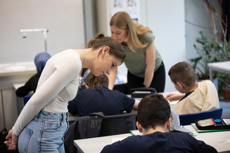 Starke Praxisnähe: Jetzt für den neuen dualen lehramtsbezogenen Master Sekundarstufe I bewerben. 