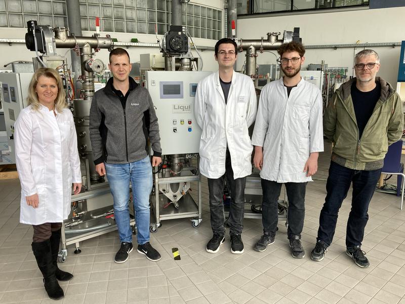 Pilotanlage mit Projektteam im Biotechnikum: v.l.n.r. Prof. Dr. Sabine Grüner-Lempart (HSWT), Daniel Sträßle (LIQUI Filter GmbH), Julian Eckert (HSWT), Samuel Schmucker (HSWT), Denny Pietzsch (LIQUI Filter GmbH)