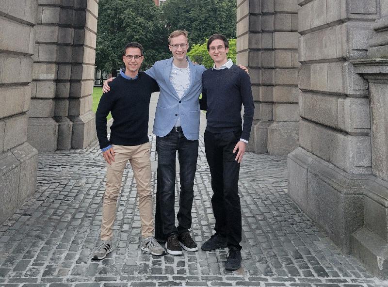 Die Gewinner von PLANCKS 2024 sind das Team „D-A-CH-Schaden“ (v.l.n.r.) : Finnley Paolella, Theo Léquy und Titus Bornträger. Nicht im Bild: Elias Hohl.