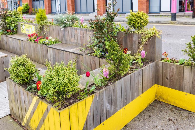 Begrüntes Parklet auf einem ehemaligen Parkplatz