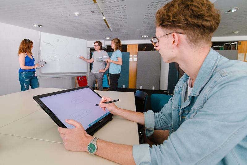 In der Lernwelt stehen Whiteboards, Flipcharts, Pinnwände und mobile Touchdisplays zur Verfügung
